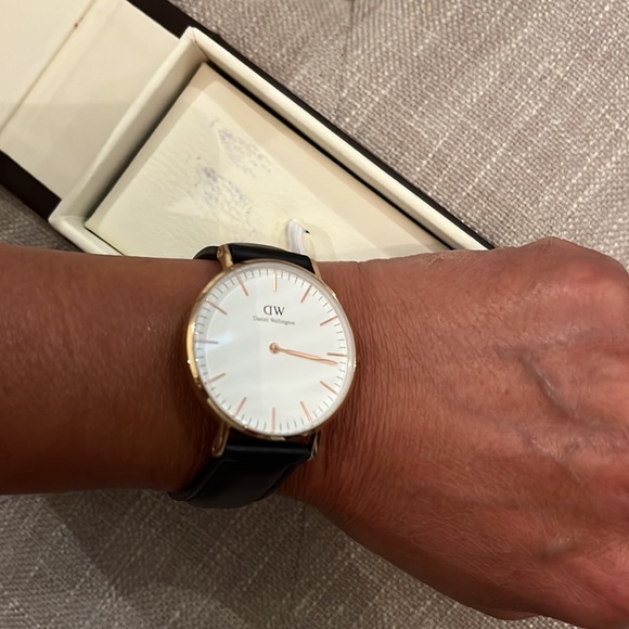 Daniel Wellington black leather watch - Picture 3 of 5
